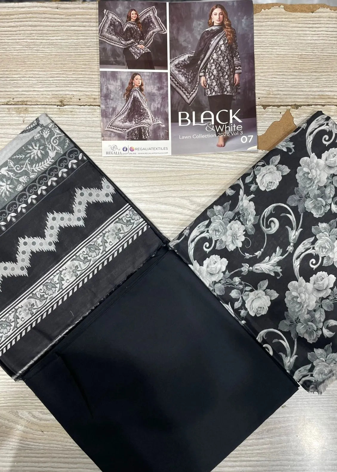 BLACK AND WHITE LAWN COLLECTION VOLUME 3 D-07